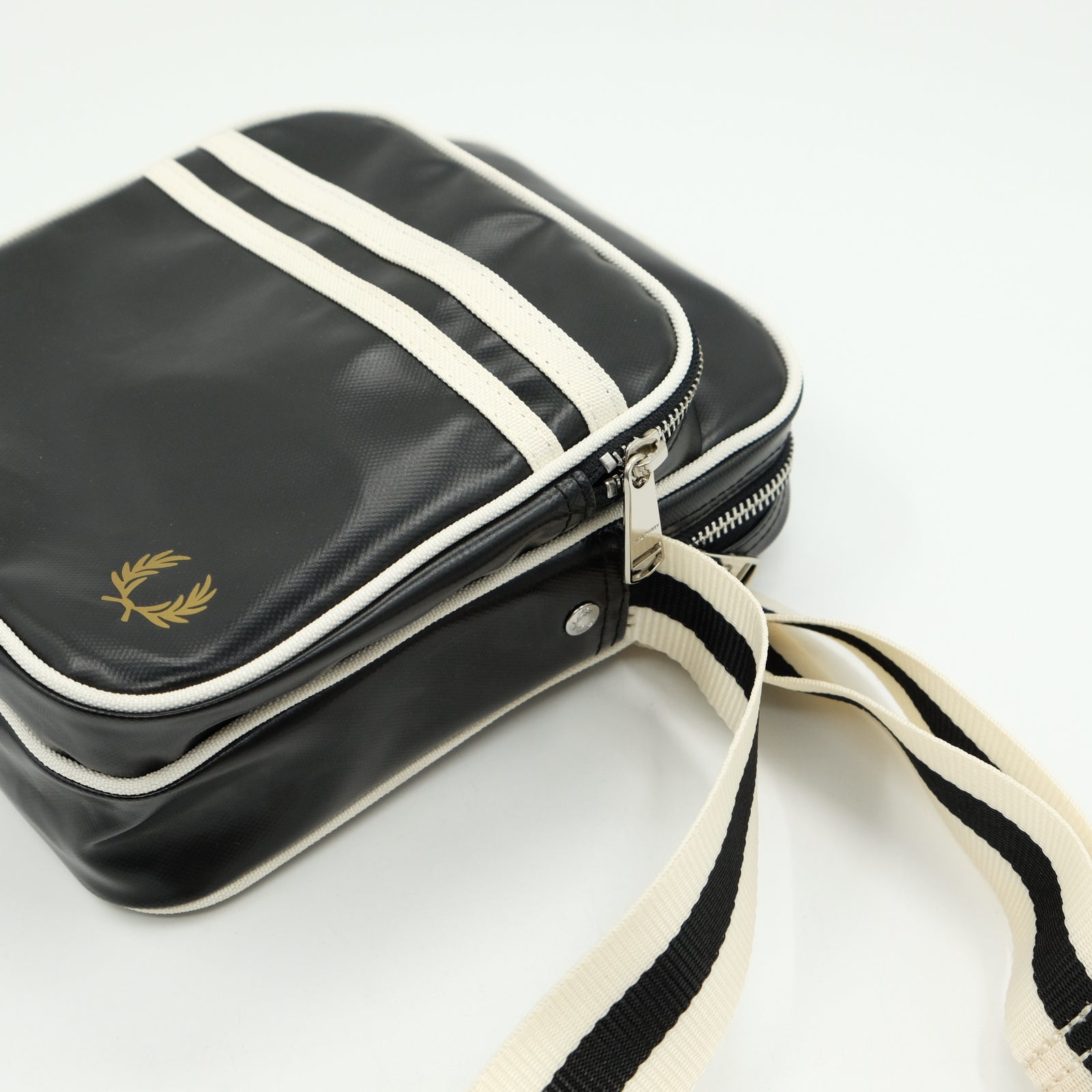 【FRED PERRY】Classic Side Bag ショルダーバッグ FRED PERRY フレッドペリー Classic Side Bag ショルダーバッグ