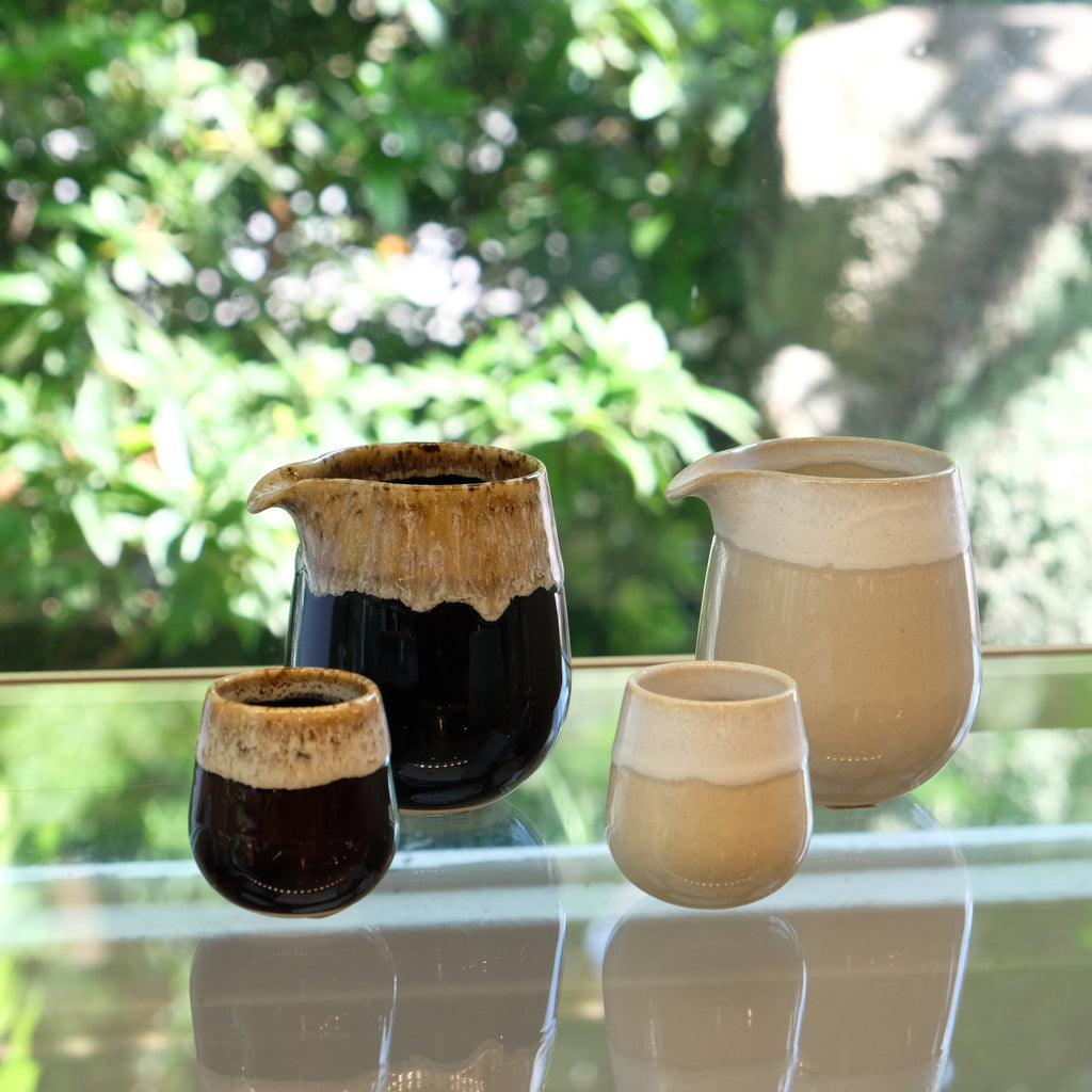 FOLK DESIGN 片口酒器・盃 2点セット 波佐見焼 飴釉白唐津流し/白釉白