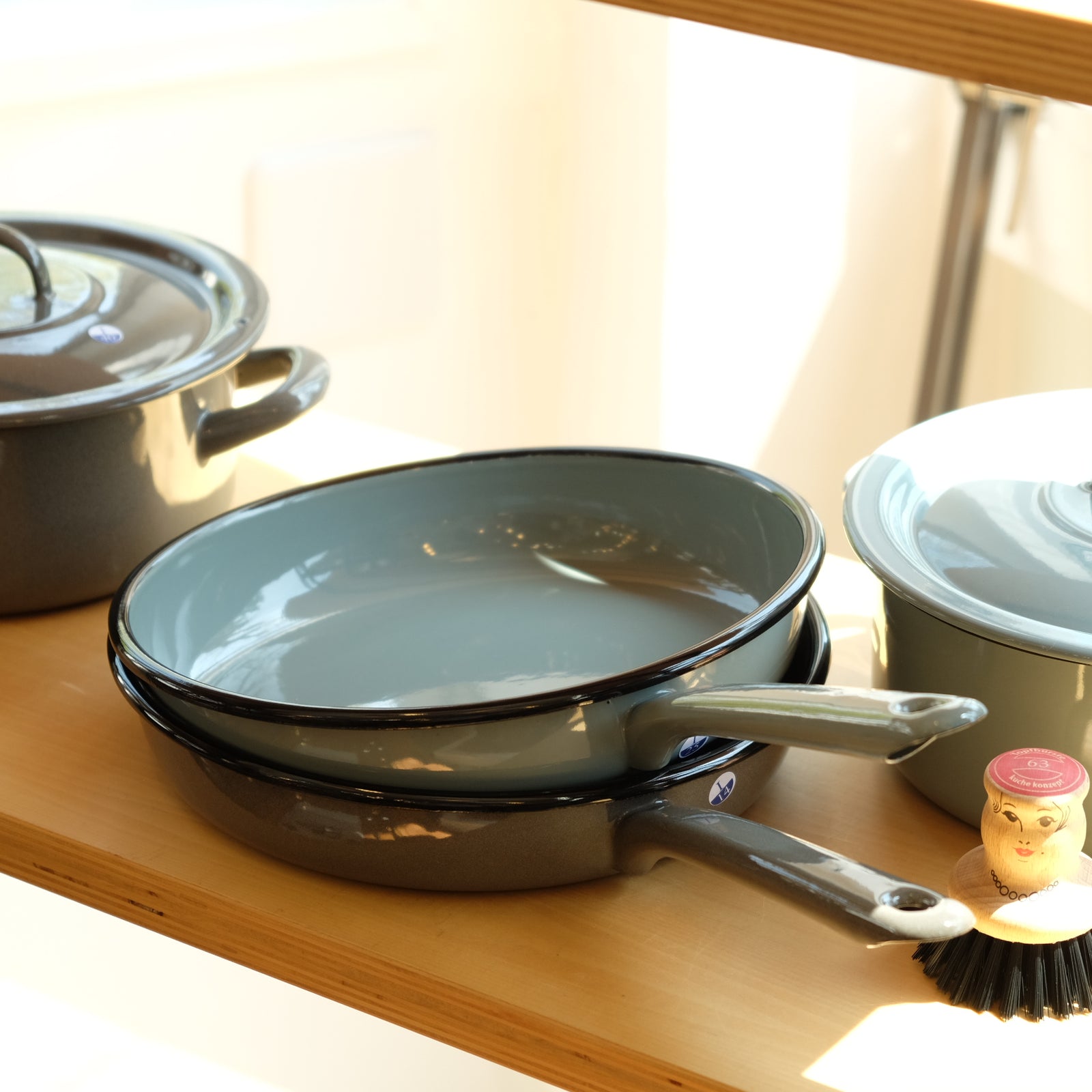 Flying Pan HERE by DETAIL ホーローフライパン – Osmund Drive